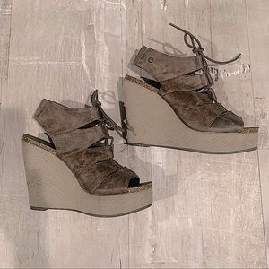 Sz 7 Simply Vera Vera Wang Women's Peep-Toe Dress Wedge Platform Heels